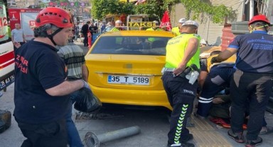 Konak'ta kaldırımda yürürken taksinin altında kaldı!