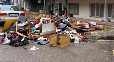 Ölen babasının eşyalarını dışarı bıraktı! Belediye ekipleri 4 kamyonet ev eşyası topladı