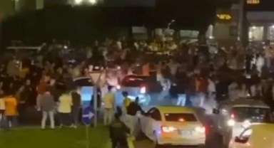 Otomobil kutlama yapan Galatasaray taraftarlarının arasına daldı