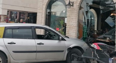 Sürücü gaz ve freni karıştırdı, iş yerine daldı!