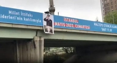 Ümraniye'de otobana Gaffar Okan pankartı asıldı