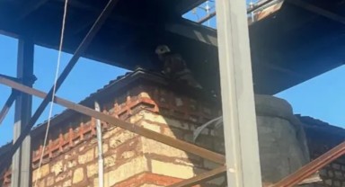 Üsküdar'da restorasyon çalışması yapılan tarihi caminin çatısında yangın çıktı