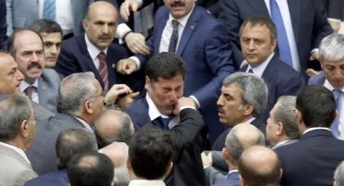 Yediği yumruğu unuttu, AKP safına geçti