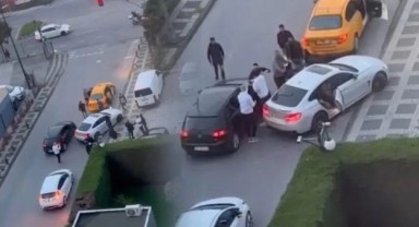Yol verme tartışmasında yumruk yumruğa kavga!