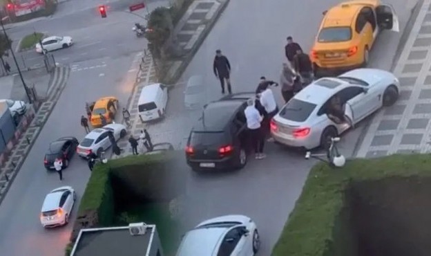 Yol verme tartışmasında yumruk yumruğa kavga!