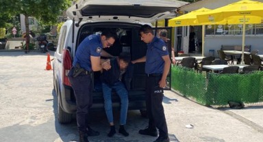 Baltalı hırsız ayakkabı çalarken yakalandı