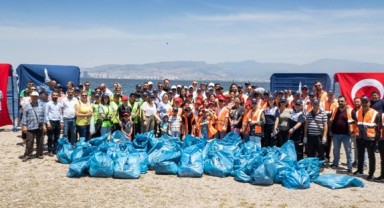 Başkan Soyer çocuklar ve gönüllülerle birlikte atıkları topladı!