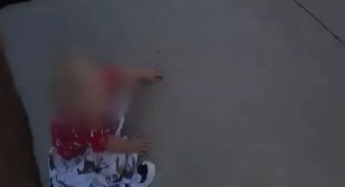 Çalıntı aracın içinde kalan 2 yaşındaki çocuk dükkanın park yerine bırakıldı