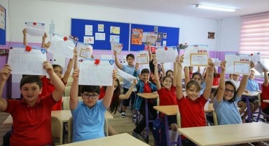 Çiğli Belediyesi’nden Öğrencilere Karne Hediyesi