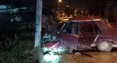 Elektrik direğine çarpan otomobildeki 5 kişi yaralandı