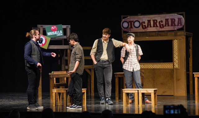 Gaziemirli gençler “Otogargara” oyunuyla sahnede