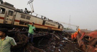 Hindistan'da en az 275 kişinin öldüğü tren kazasında sinyalizasyon hatasından şüpheleniliyor