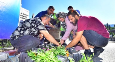 İzmir Büyükşehir Belediyesi'nden mezarlıklarda çiçek sürprizi