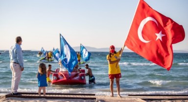 İzmir’de 41 halk plajının 40’ında Mavi Bayrak dalgalanıyor