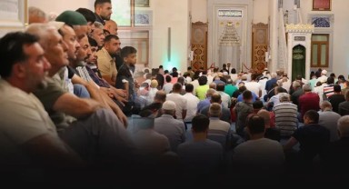 İzmir'de Kurban Bayramı namazı kılındı! Vatandaşlar camileri doldurdu