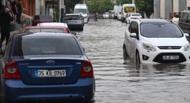 İzmir'de sağanak hayatı olumsuz etkiledi