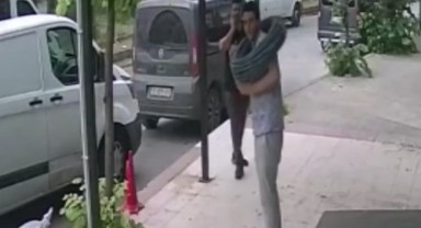 İzmir'de şaka gibi olay: yolda yürürken boynuna kablo düştü