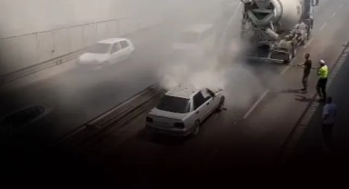 İzmir'de seyir halindeyken yanan otomobile beton mikseri müdahale etti!