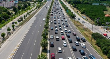 İzmir’de tatil beldelerine giden yollarda uzun araç kuyrukları oluştu