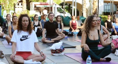 Karşıyaka'da en uzun güne yoga ile başladılar