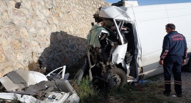 Korkunç kaza! Minibüs alt geçide düştü, 1 ölü ve 1 yaralı var