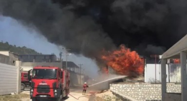 Mersin'de mobilya atölyesinde yangın paniği!