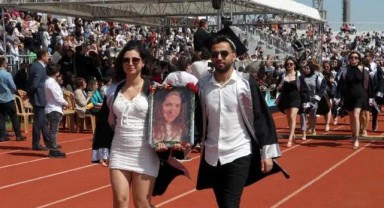 Mezuniyet töreninde depremde ölen arkadaşlarını unutmadılar