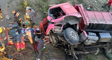 Önünde kaza yapan otomobile çarpmamak için köprüden uçtu