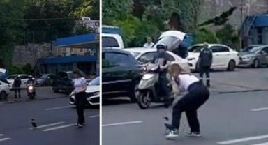 Trafiği durdurup yardım etmek istedi, karganın saldırısına uğradı