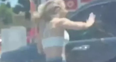 Trafikte sinirlerine hakim olamayan kadın aracın üzerine çıkıp camı tekmelemeye başladı!