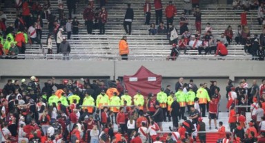 Tribününden düşen taraftar öldü, maç tatil edildi