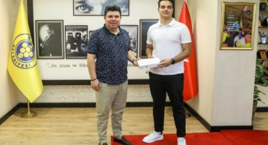 Başkan Kılıç, Türkiye derecesi yapan öğrenciyi makamında ağırladı