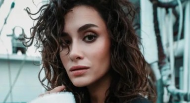 Hande Doğandemir'den bikinli pozlar: Karnını eliyle gizlemesi dikkat çekti. İşte o pozlar
