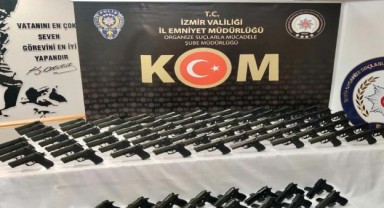 İzmir'de silah kaçakçılığı operasyonu: 92 tabanca ele geçirildi