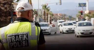İzmir'deki trafik denetimleri devam ediyor... 2 bin 821 sürücüye cezai işlem uygulandı