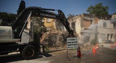 Konak’ta tehlike saçan iki binanın yıkımı gerçekleşti