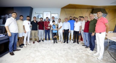 Şampiyonluk kupasını Başkan Sandal'a getirdiler