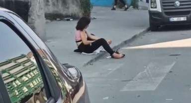 Sultangazi'de şoke eden olay: Kadın yol kenarında soyundu, otomobiller kaza yaptı