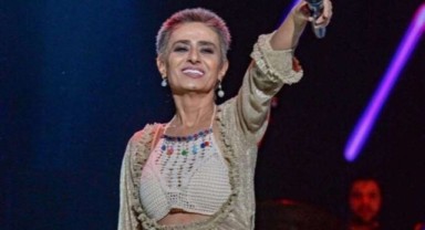 Yıldız Tilbe sahnede peruğunu çıkardı: 'Takınca 35 oluyorum'