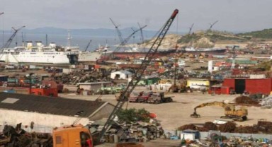 Zehir gemisi Aliağa'da! Kimyasal atık depolamak için kullanılan tanker İzmir'e getirilmiş