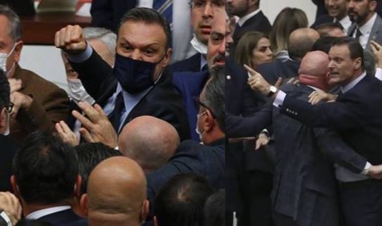 AK Partili Alpay Özalan'ın sosyal medya danışmanı istifa etti