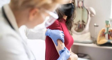 AstraZeneca aşısı olduktan sonra sağ kulağı sağır oldu
