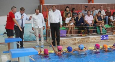 Başkan Tugay, “Ayda 1100 çocuğumuza yüzme öğretiyoruz”