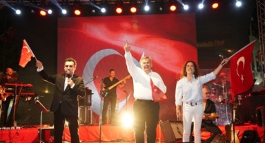 Çeşme Büyük Zaferi Coşkuyla Kutladı