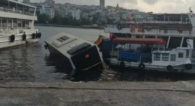 Eminönü'nde halk otobüsü denize düştü