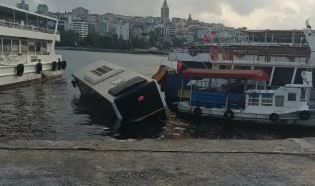 Eminönü'nde halk otobüsü denize düştü