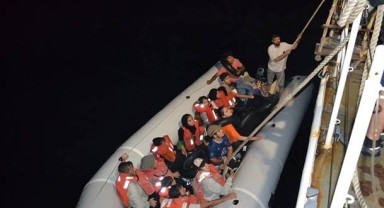 İzmir açıklarında 51 düzensiz göçmen operasyonu