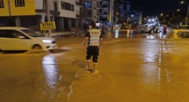 İzmir’de hareketli gece: Ana boru patladı, 2 mahalleyi su bastı