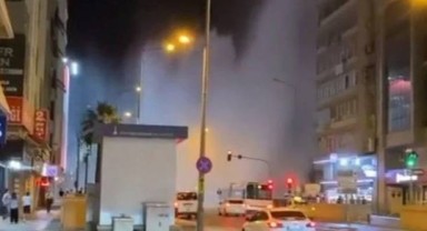 İzmir’de su borusu patladı: Caddeler göle döndü
