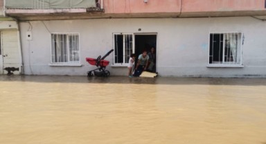 İzmir'de su borusu patladı: Sokaklar göle döndü, evleri su bastı